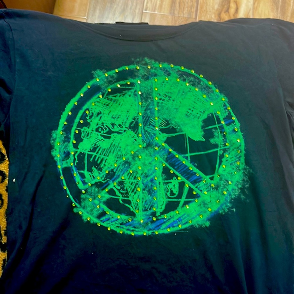 Black shirt Go Green Peace